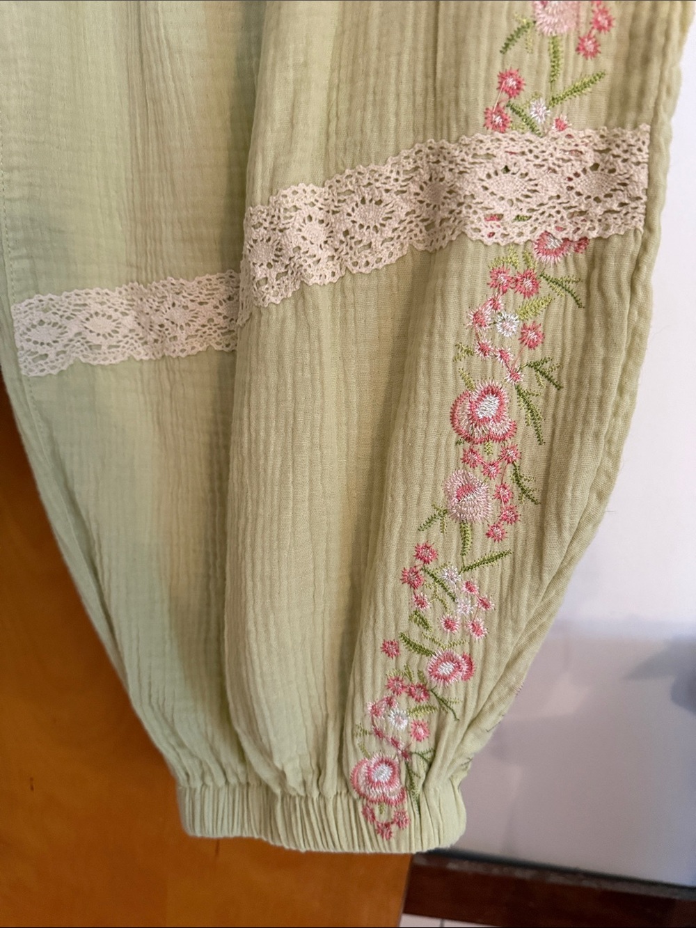 POL Light Green, Floral Patches, Embroidered, Cuffed Boho pants Sz L. Never Worn - Picture 3 of 5